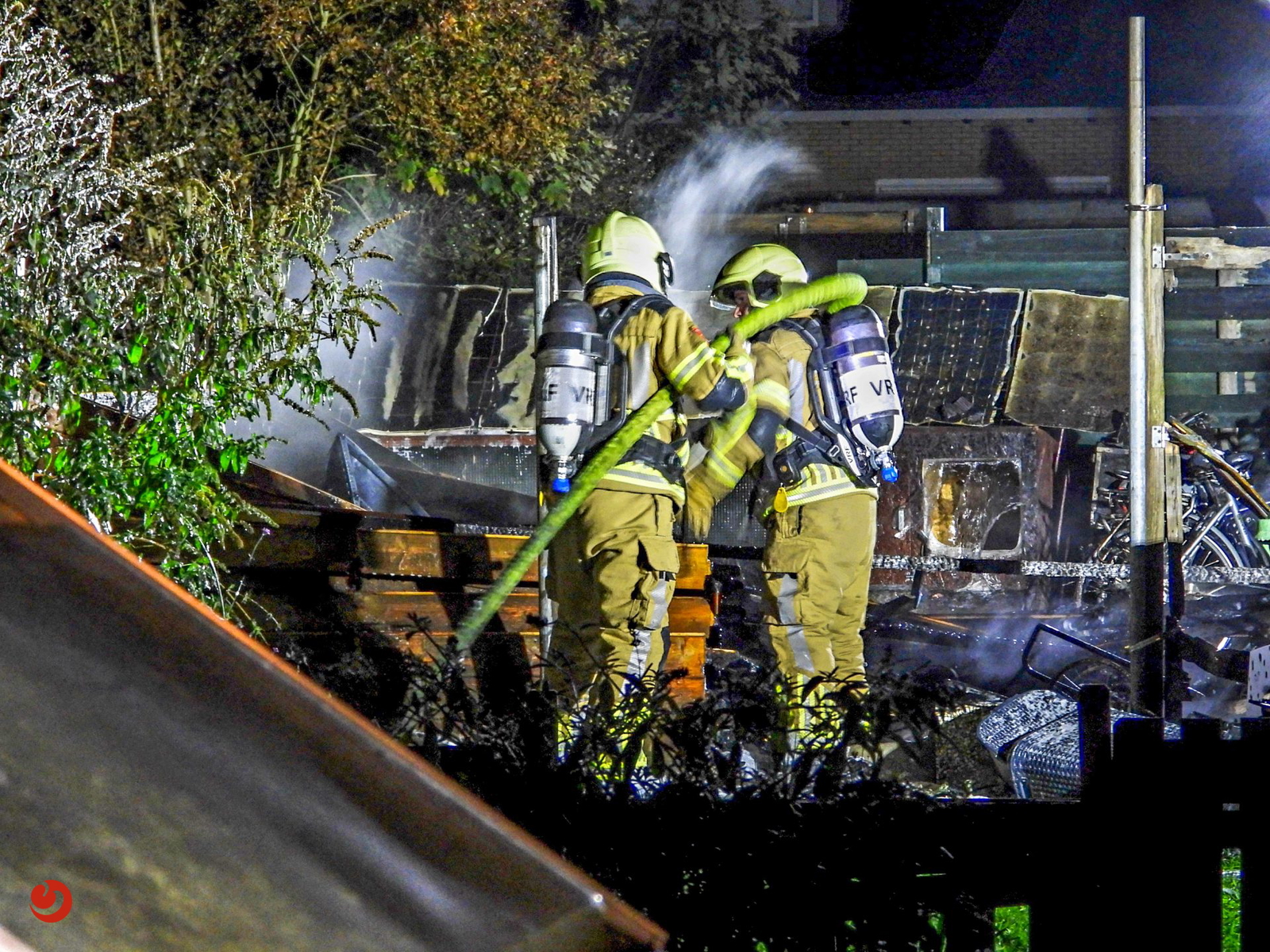 Schuur om achtertuin verwoest door felle brand in Opende