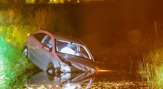 Auto te water aan de Suderskarren in Drachten