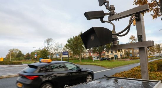 Focusflitser zwart geblakerd door brandstichting aan de Heliconweg in Leeuwarden