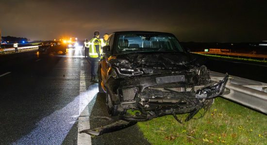 Gewonde en veel schade bij botsing op de A32