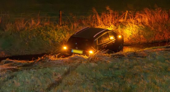 Automobilist eindigt in sloot naast A7 bij Oudehaske