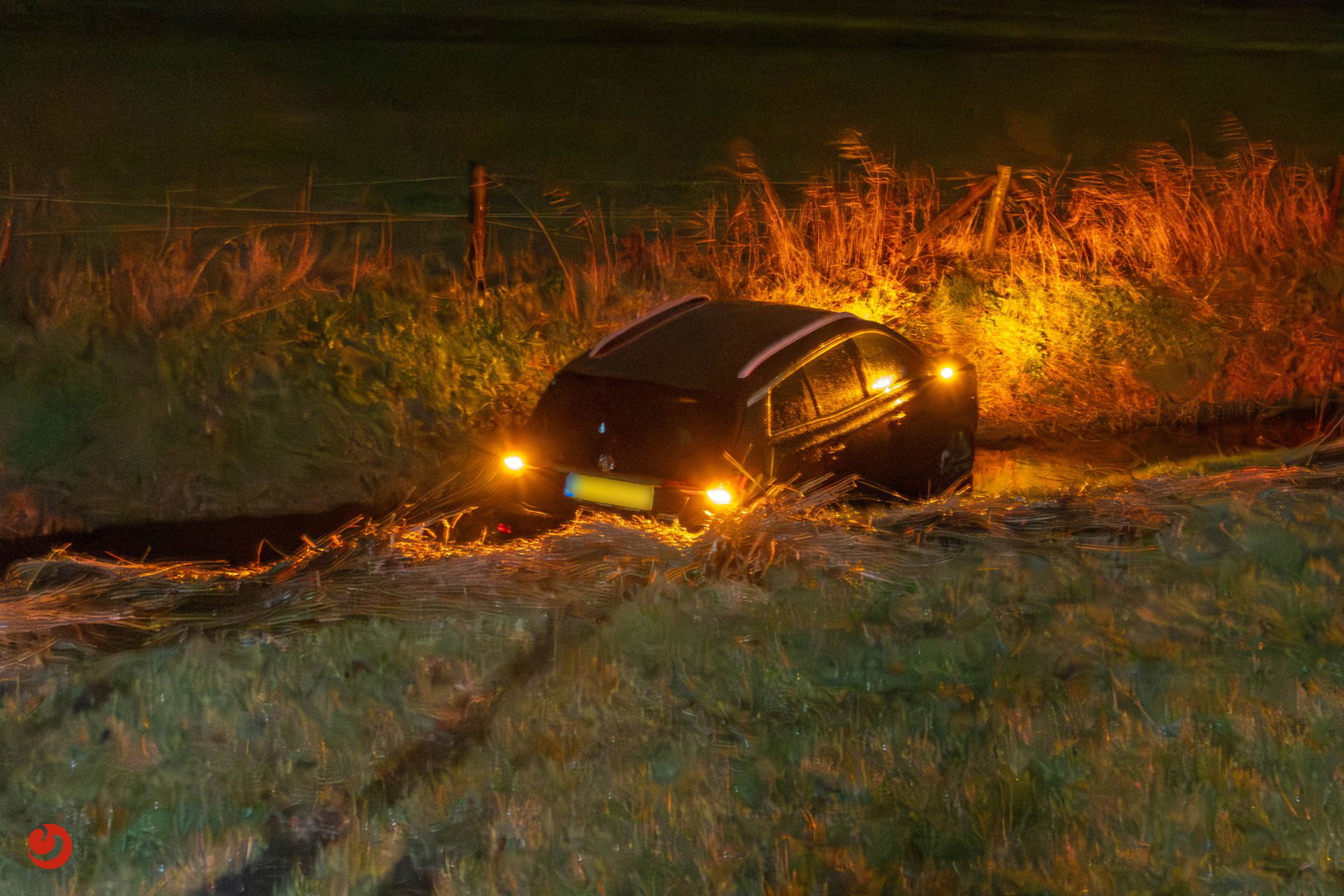 Automobilist eindigt in sloot naast A7 bij Oudehaske