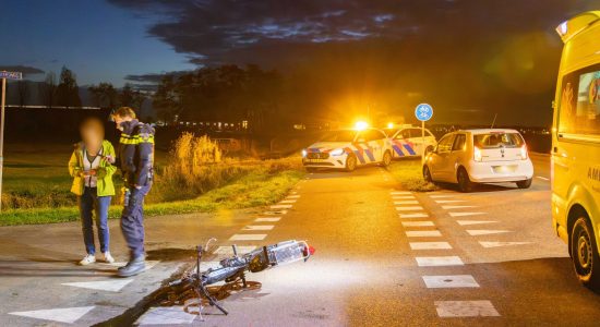 Brommerrijder gewond na botsing met auto