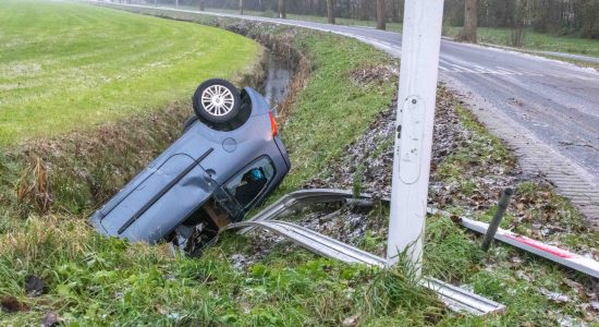 Auto over de kop in greppel in Grou
