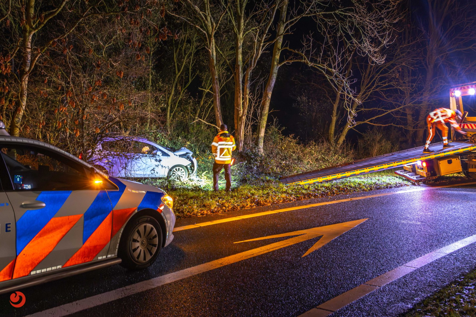 Auto belandt naast A6 bij Oldeouwer