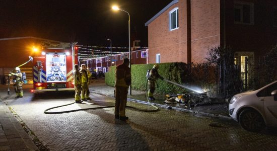 Flinke buitenbrand zorgt voor schade in Leeuwarden
