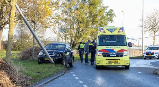 Automobiliste botst tegen lantaarnpaal in Leeuwarden