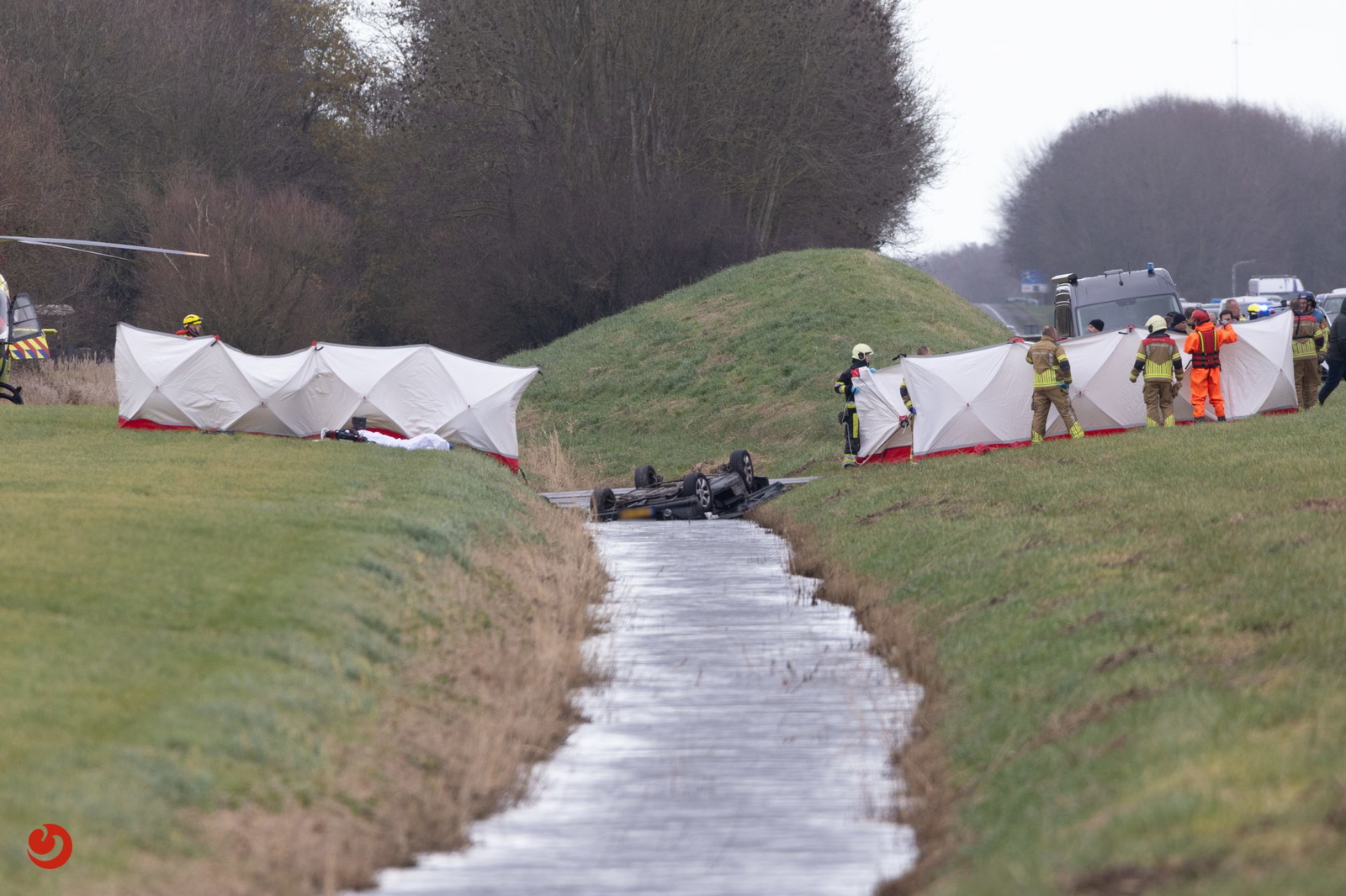 Auto met vijf personen te water op A31; Dode en vier gewonden