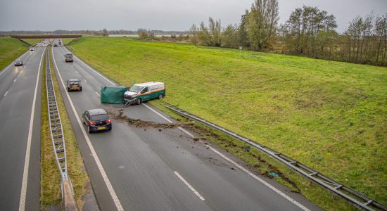 Bestelbus met aanhanger geschaard op Centrale As bij Burgum