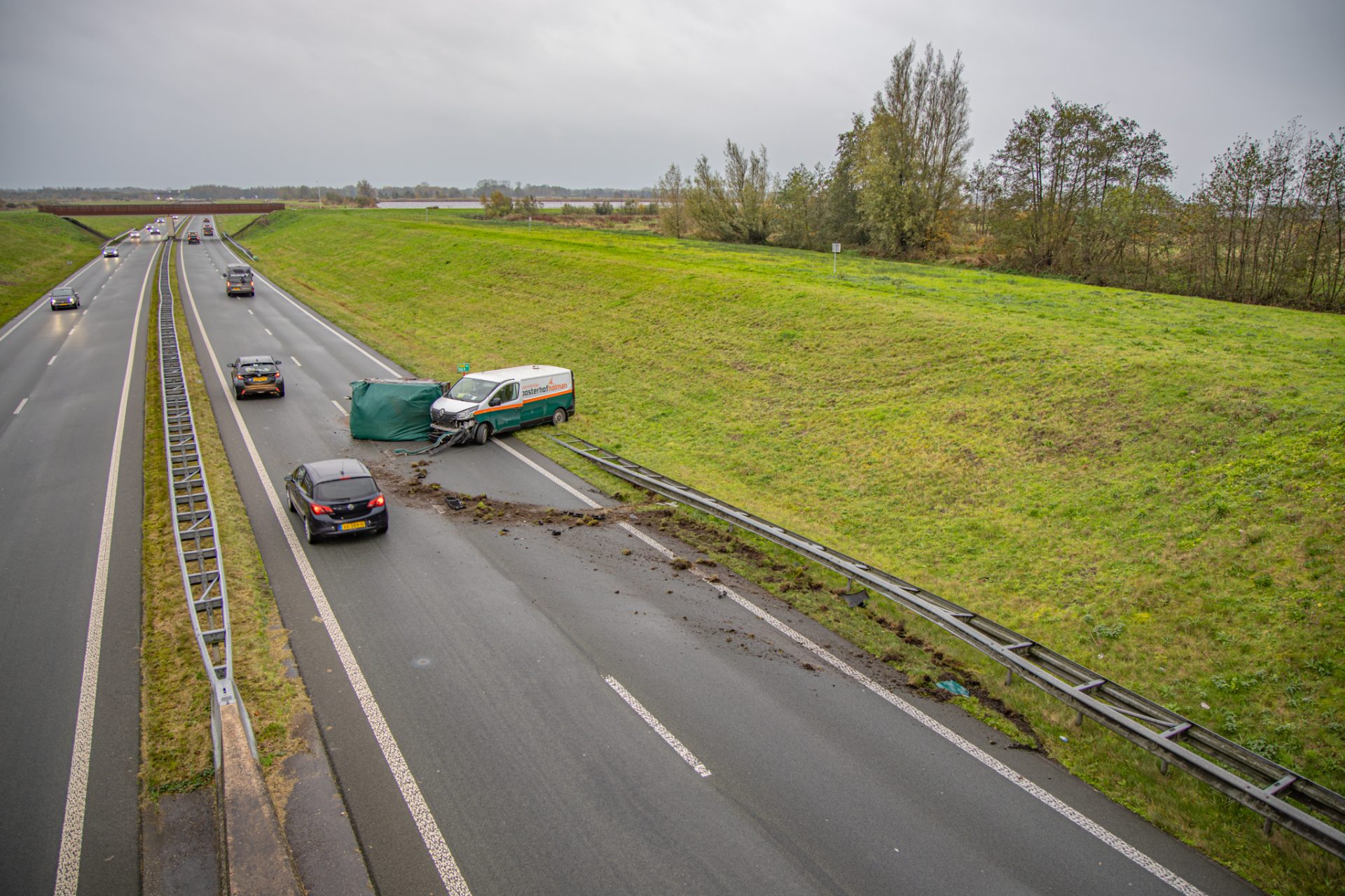 Bestelbus met aanhanger geschaard op Centrale As bij Burgum