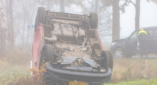Bestelbus belandt op de kop na botsing met auto