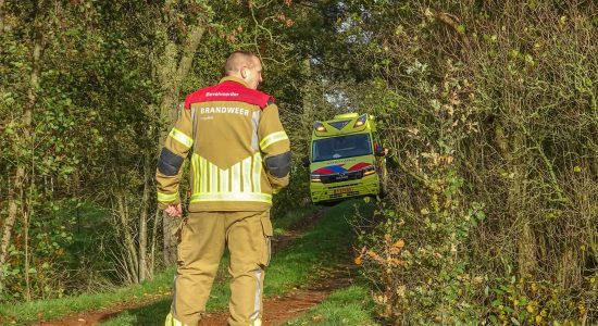 Ambulance vast naast oprit van woning in Kollum