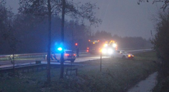 Auto raakt van de weg op N356 en belandt bijna in sloot