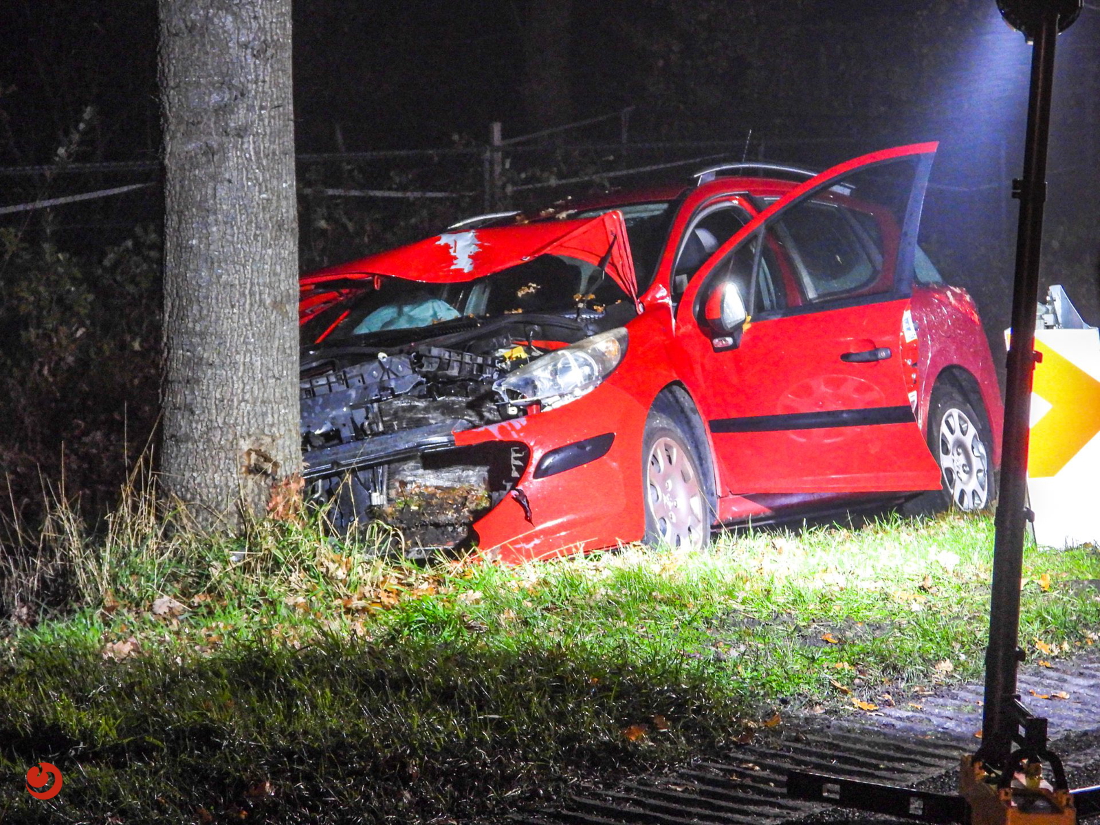 Auto botst tegen boom op N358 Surhuisterveen