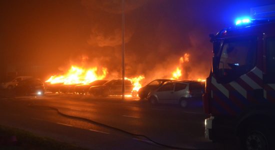 Grote brand verwoest meer dan twintig auto’s bij autobedrijf in Leeuwarden