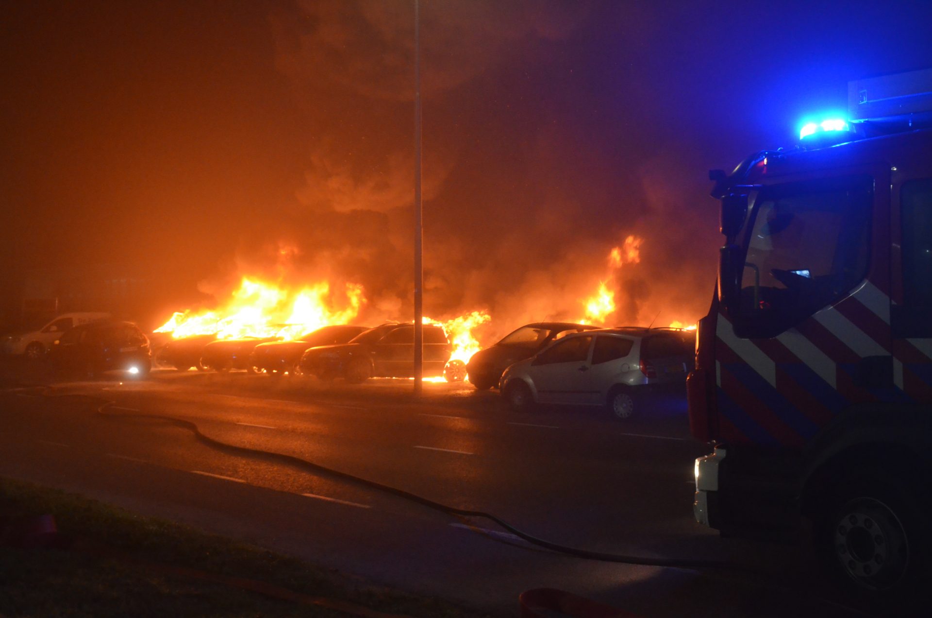 Grote brand verwoest meer dan twintig auto’s bij autobedrijf in Leeuwarden