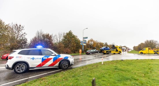 Gewonde na botsing tussen twee auto’s op kruising Heerenveen