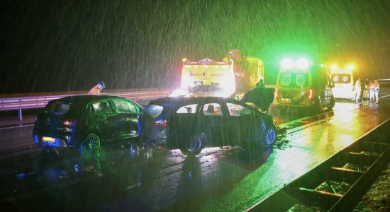 Afsluitdijk afgesloten na ongeval met meerdere auto’s