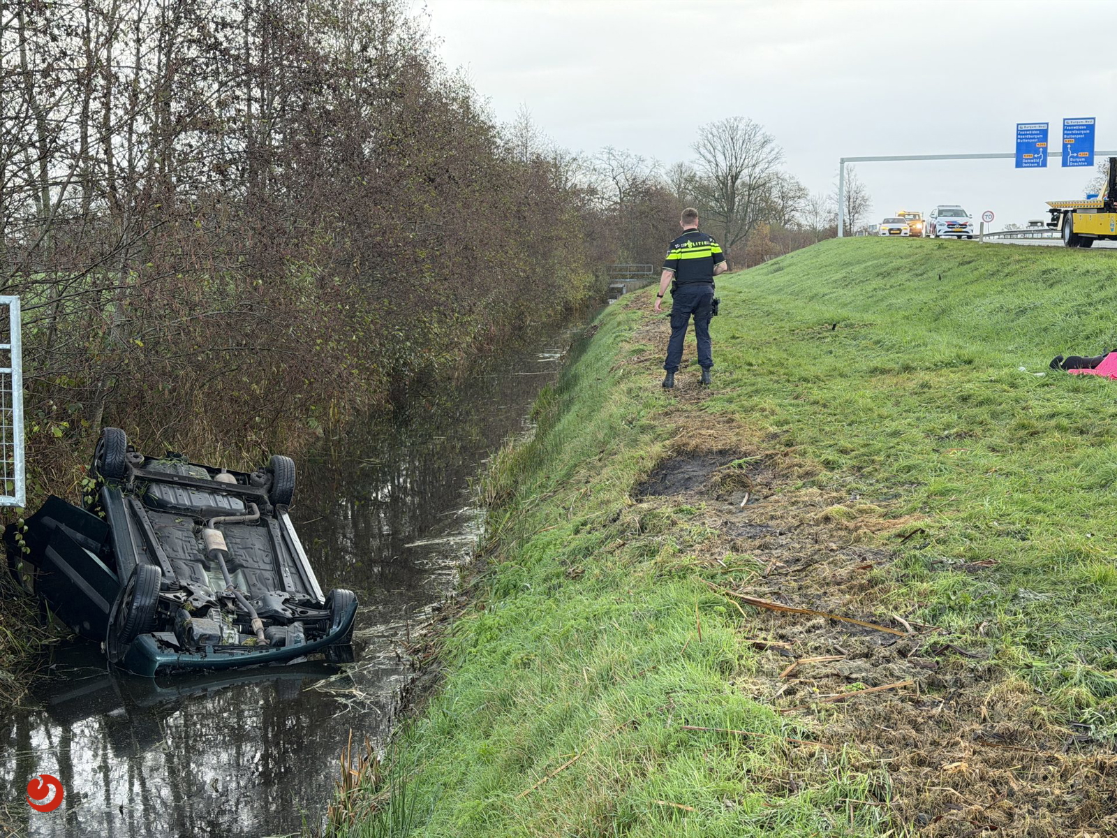 Omstanders redden vrouw uit te water geraakte auto Hurdegaryp