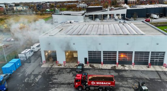 Vrachtwagen in brand in werkplaats van Boonstra Recovery Trucks in Drachten