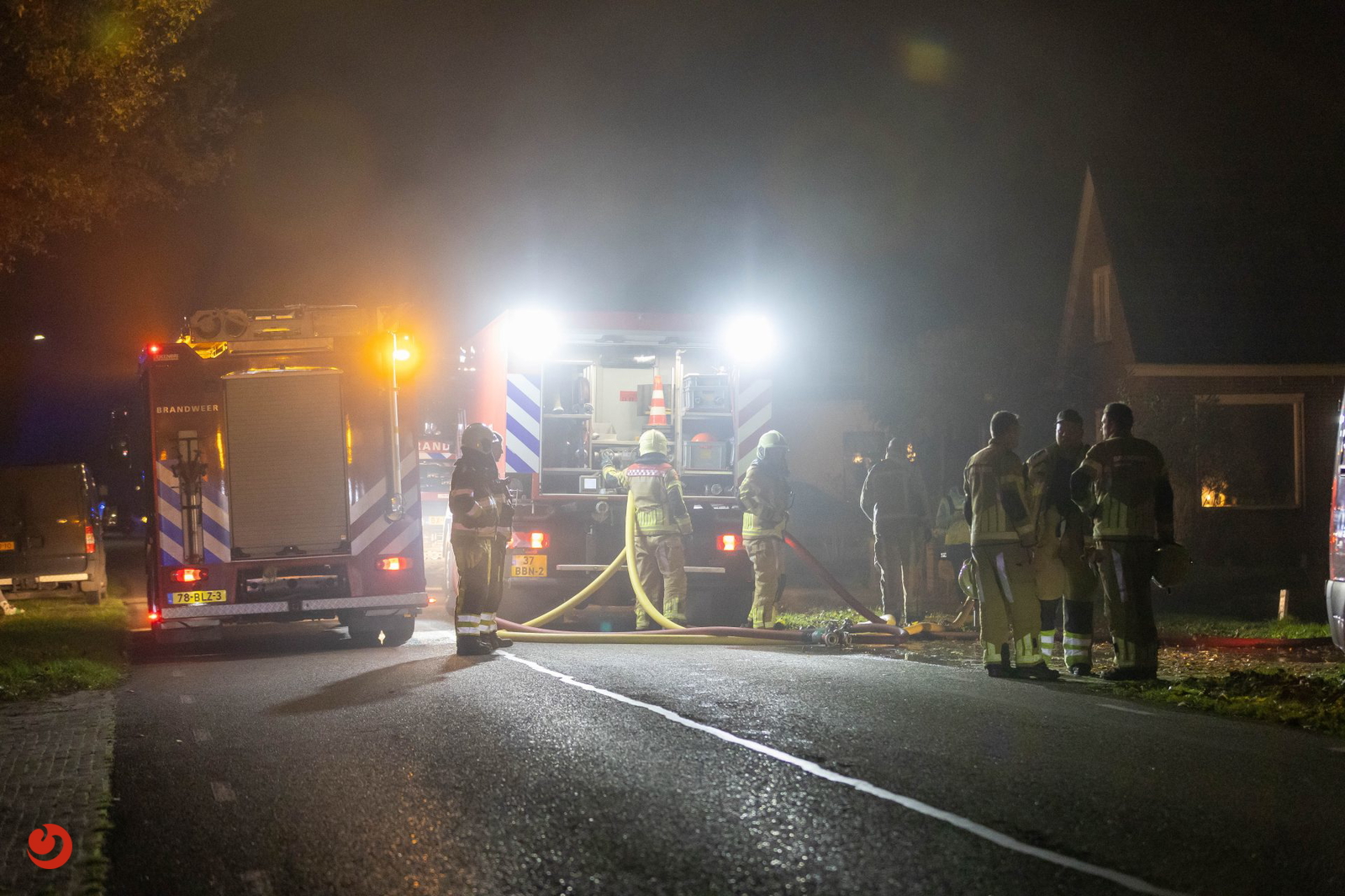 Grote brand in schuur met auto’s bij boerderij in Steggerda