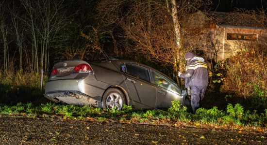 Bestuurder vlucht na eenzijdig ongeval in Tijnje