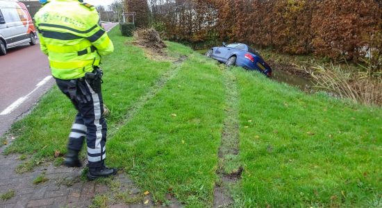 Auto belandt in sloot in Hantum