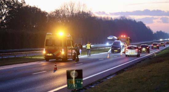 Auto botst tegen vangrail op N31