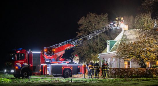 Bewoner rijdt bijna politie aan op erf bij schoorsteenbrand in Fochteloo