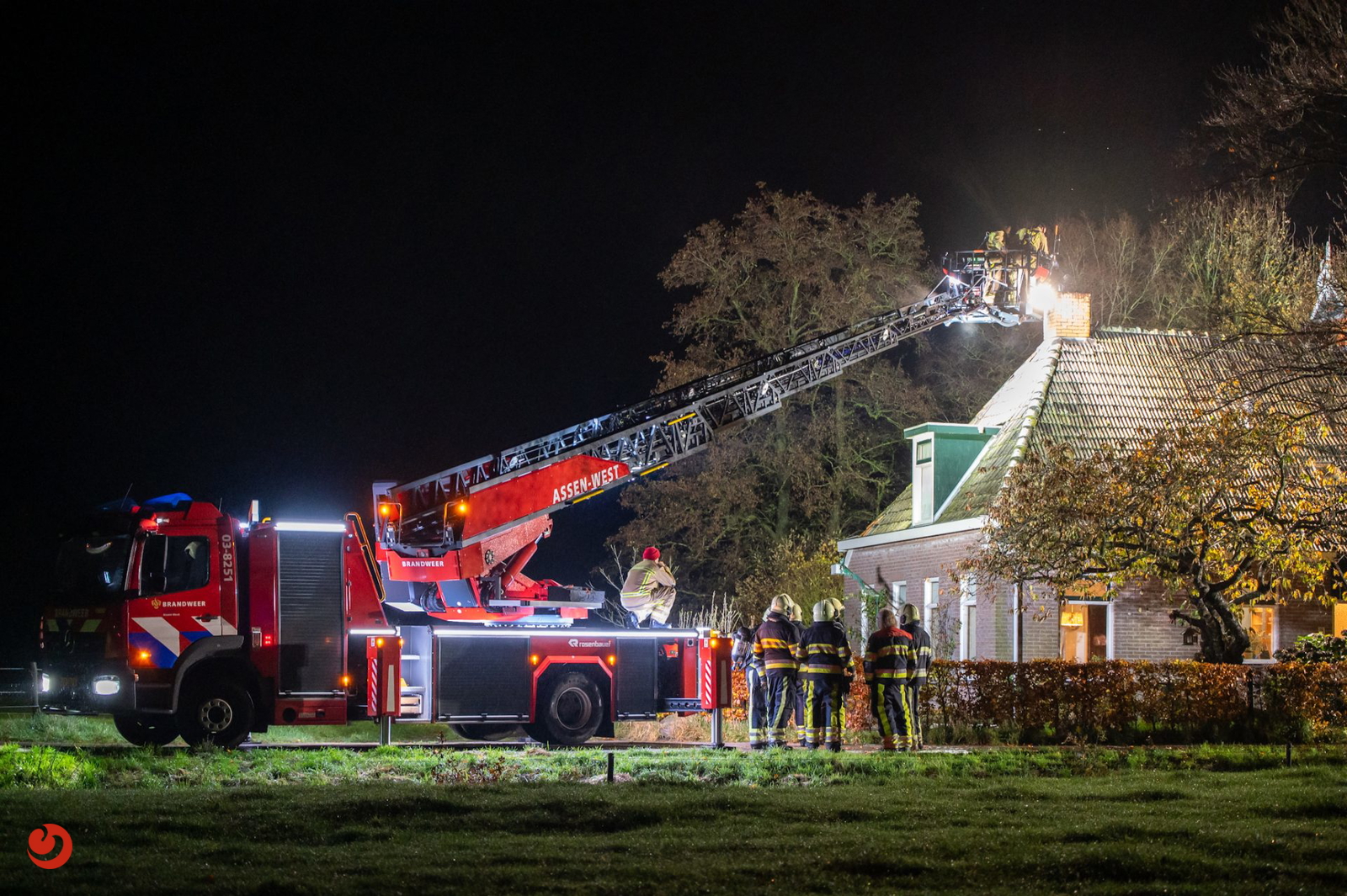 Bewoner rijdt bijna politie aan op erf bij schoorsteenbrand in Fochteloo