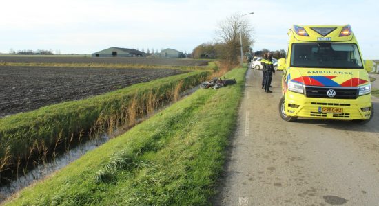 Drek op de weg: bus en motor van de weg in Kimswerd