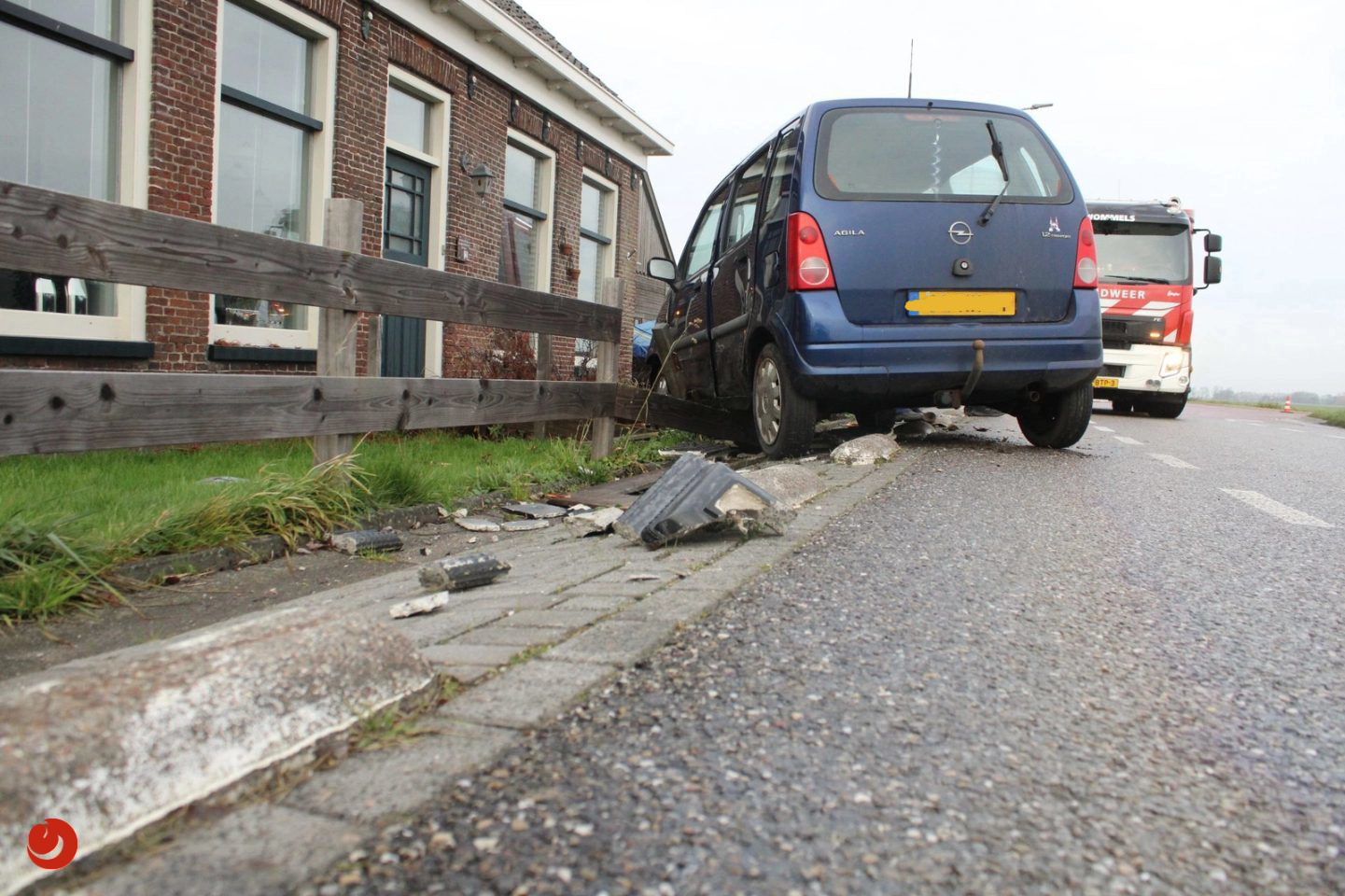 Auto knalt tegen gevel van woning in Hidaard