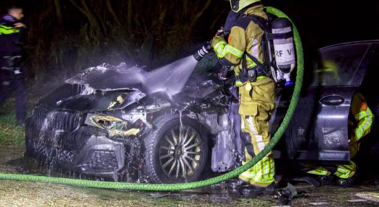 Auto zonder kentekenplaten verwoest door brand op carpoolplaats Witmarsum