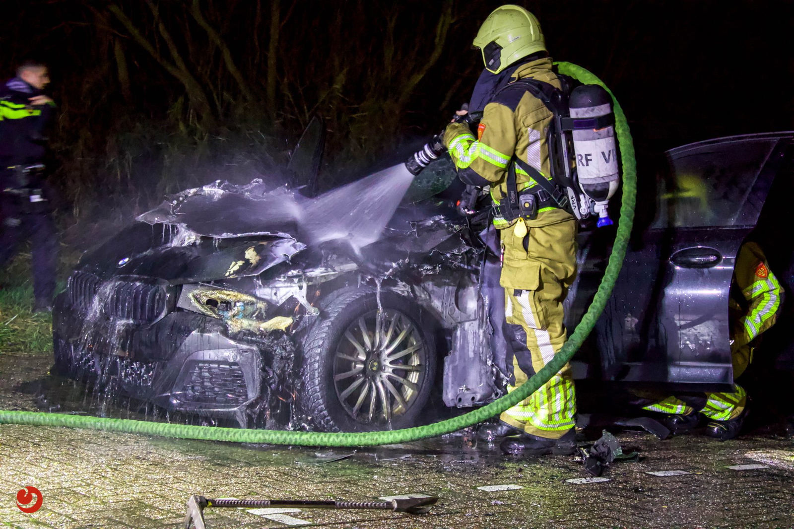 Auto zonder kentekenplaten verwoest door brand op carpoolplaats Witmarsum