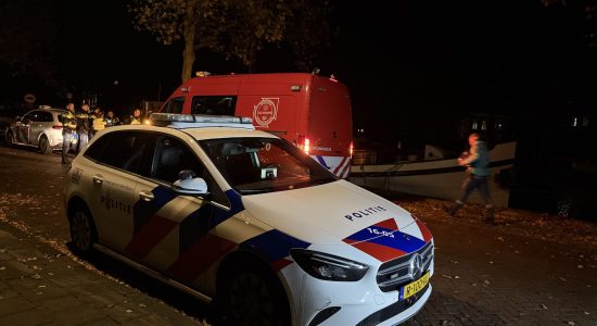Te water geraakte persoon in Leeuwarden met spoed naar ziekenhuis