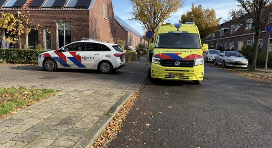 Fietsster met hoofdletsel naar ziekenhuis na botsing met auto in Leeuwarden