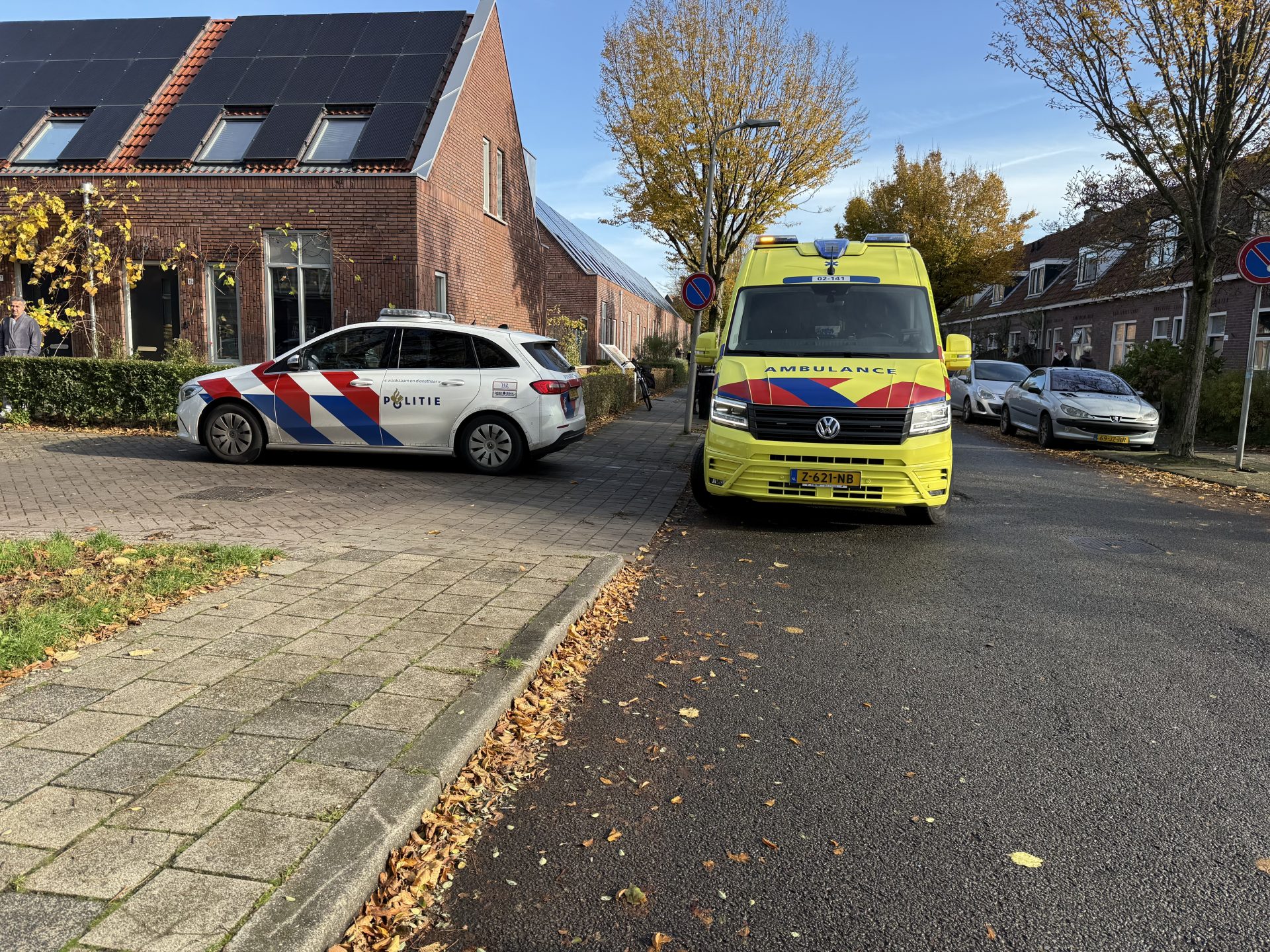 Fietsster met hoofdletsel naar ziekenhuis na botsing met auto in Leeuwarden