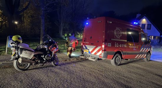 Scootmobieler uit water gered door brandweer in Leeuwarden
