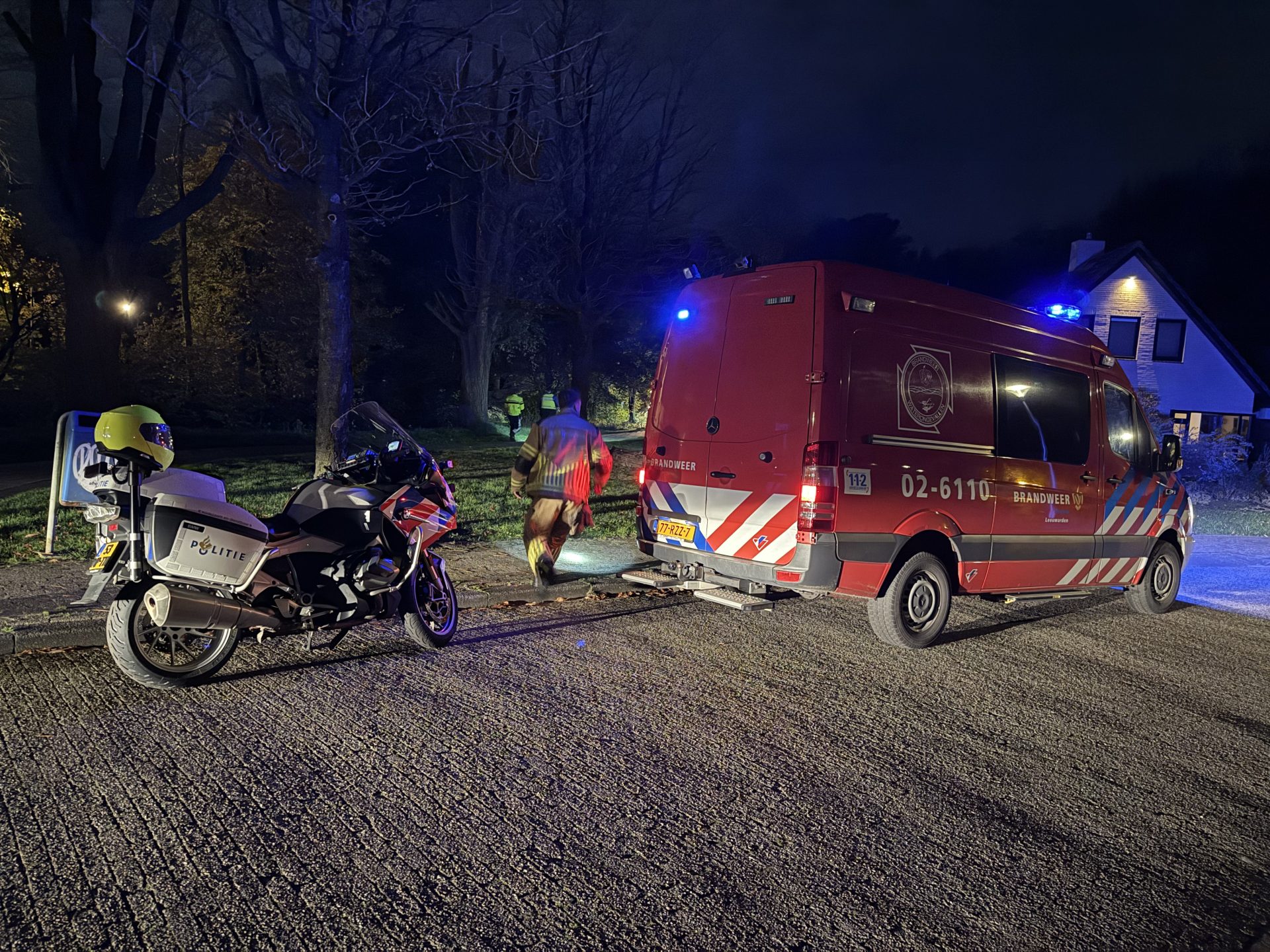 Scootmobieler uit water gered door brandweer in Leeuwarden