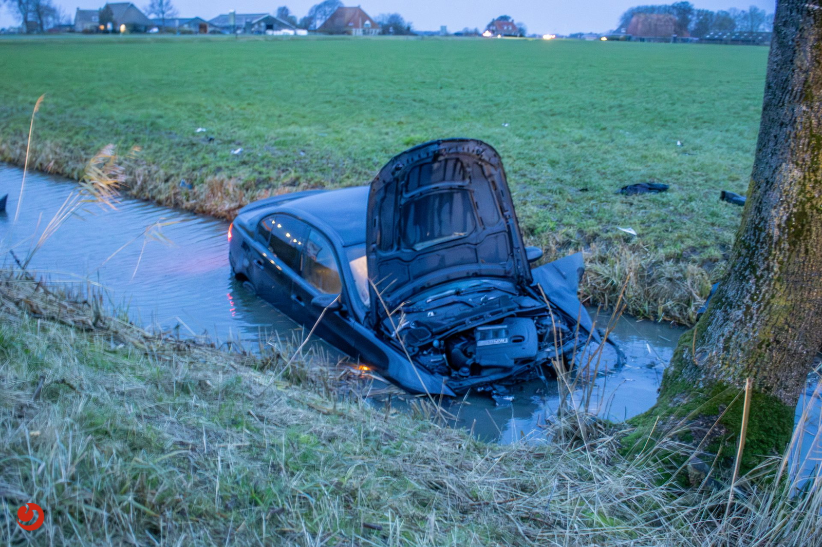 Auto raakt te water aan de Hegedyk in Boazum