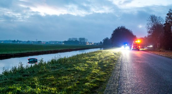 Gewonde bij auto te water in Donkerbroek