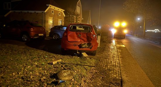 Alcomobilist klapt met bedrijfsbus op geparkeerde auto in Tytsjerk