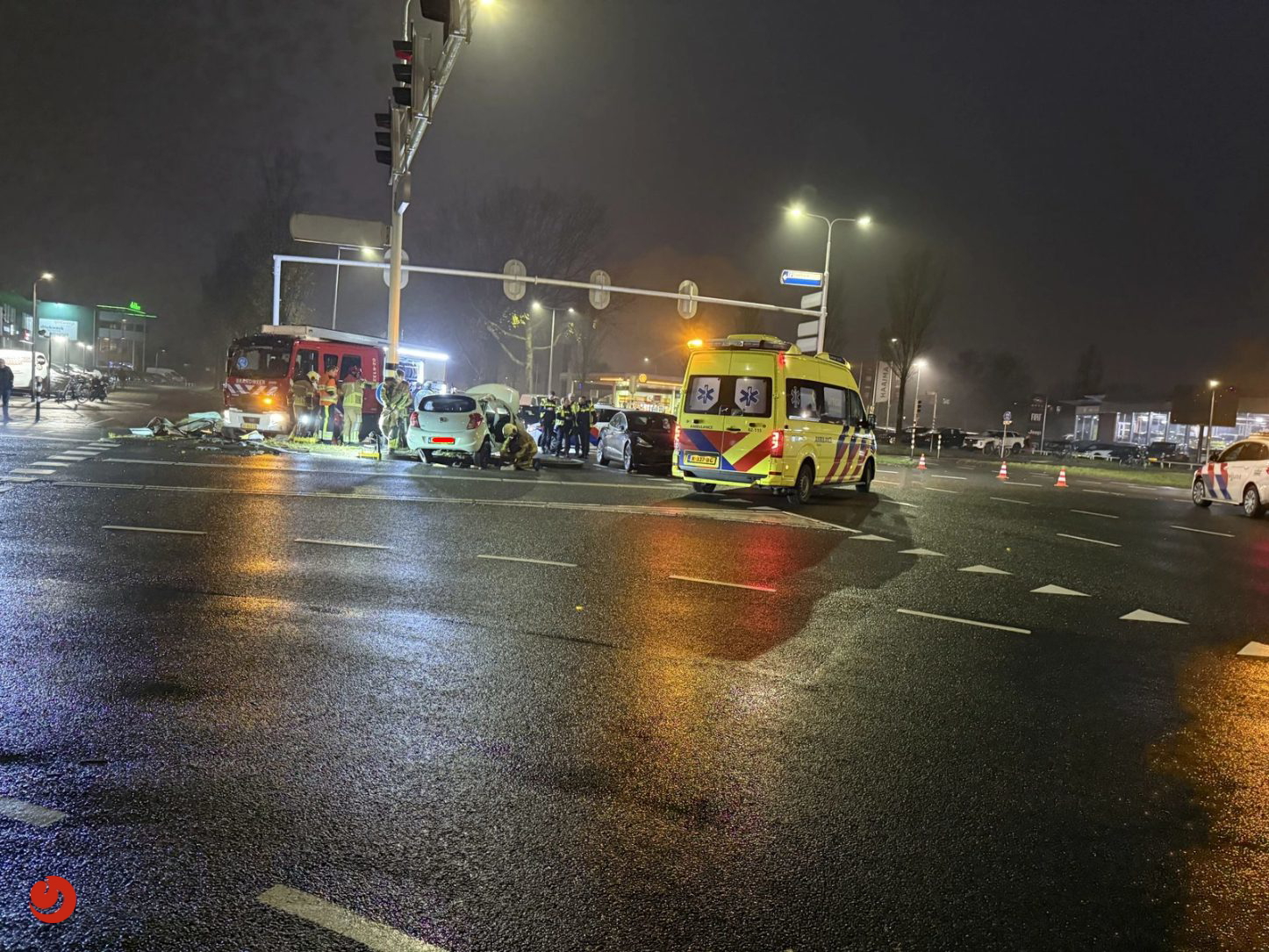 Auto tegen ANWB paal bij ernstig ongeval in Leeuwarden
