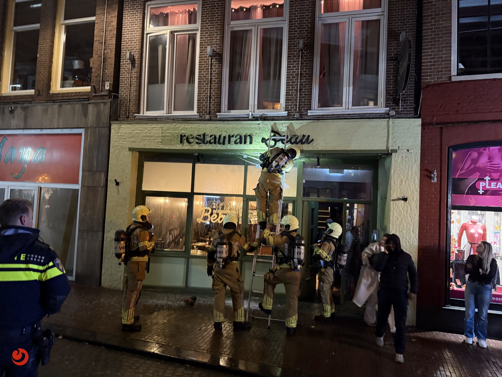 Groot alarm voor kortsluiting in buitenverlichting restaurant in centrum Leeuwarden