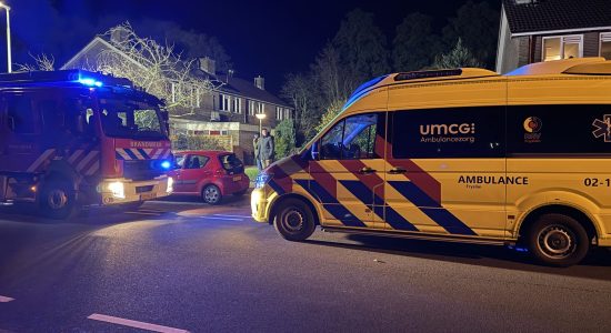 Brand tegen woning in Leeuwarden; twee gewonden