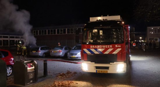 Kledingcontainer in de brand achter flat in Leeuwarden