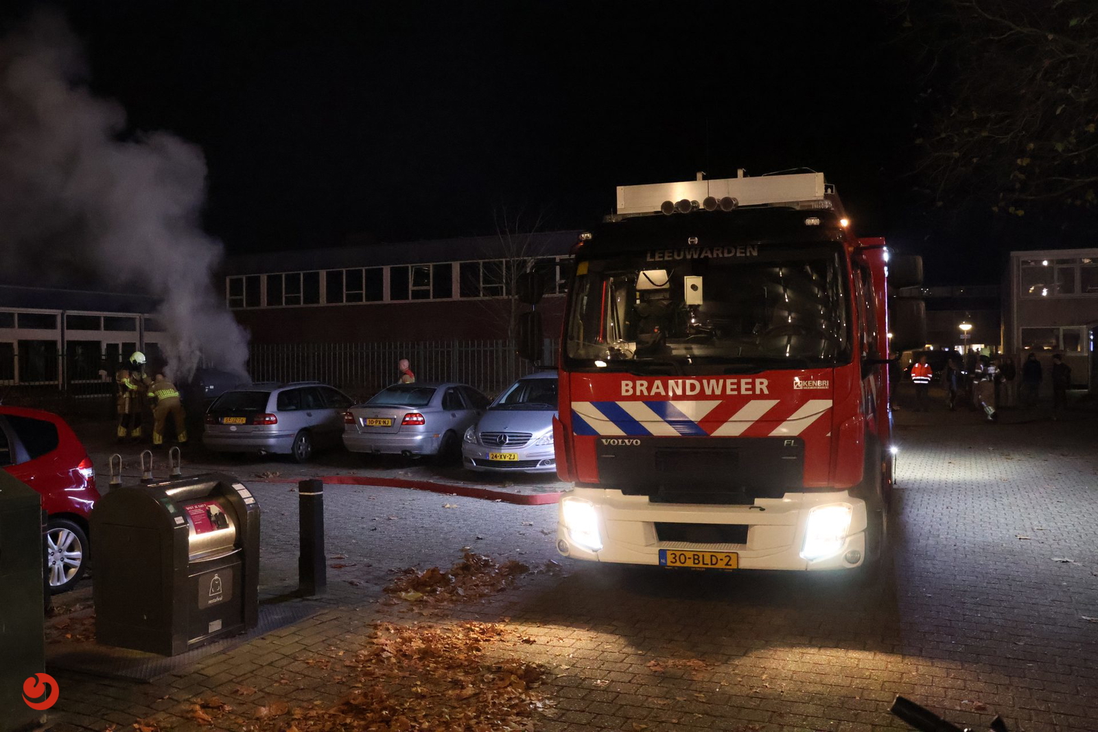Kledingcontainer in de brand achter flat in Leeuwarden