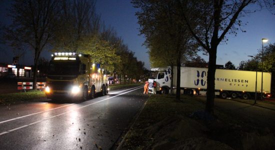Vrachtwagen vast in berm bij tankstation in Leeuwarden