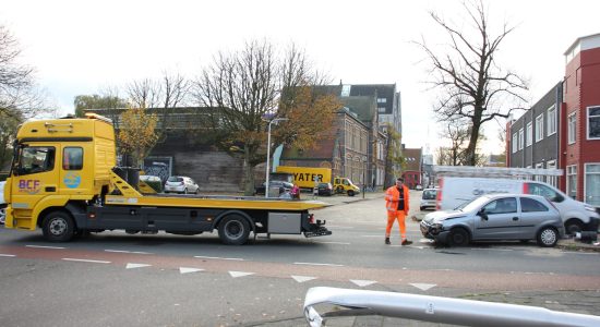 Automobiliste rijdt lantaarnpaal omver in Leeuwarden