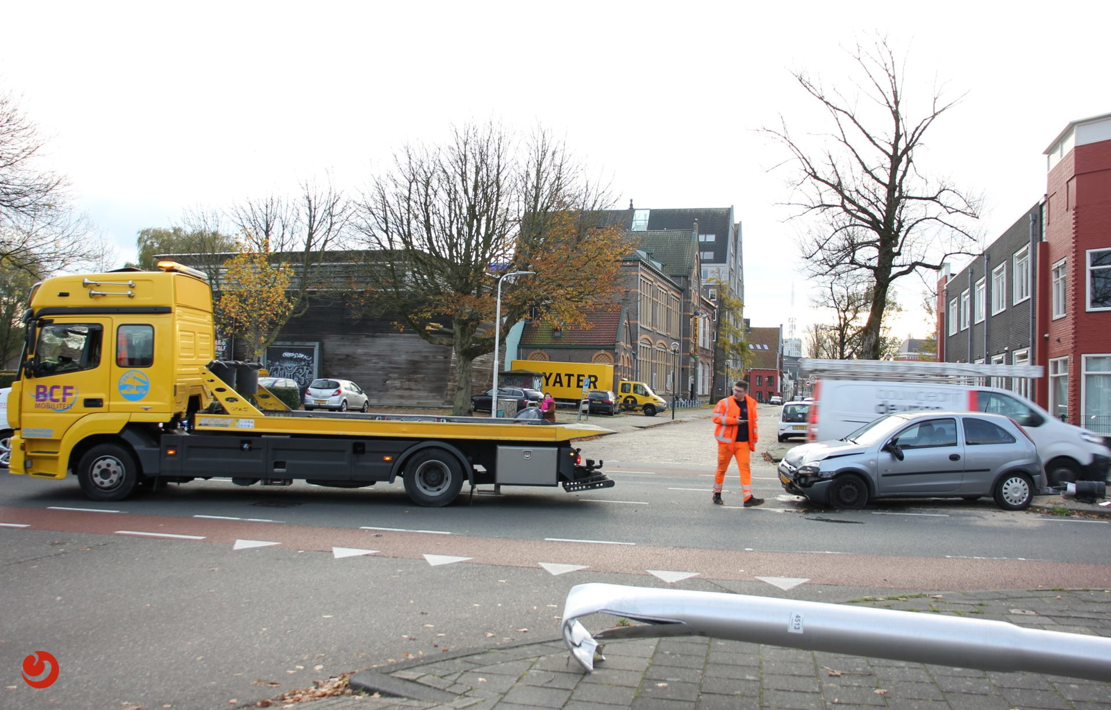 Automobiliste rijdt lantaarnpaal omver in Leeuwarden